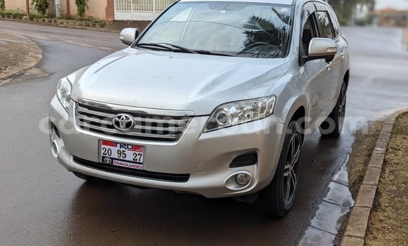 Sayi Na hannu Toyota Vanguard Azurfa Mota in Yaounde a Babban Kamaru Sayi Na hannu Toyota Vanguard Azurfa Mota in Yaounde a Babban Kamaru