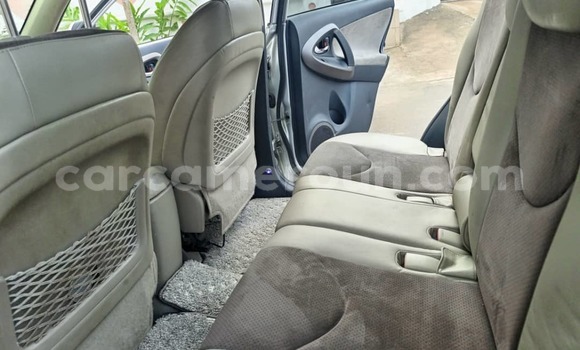 Sayi Na hannu Toyota Vanguard Azurfa Mota in Yaounde a Babban Kamaru Sayi Na hannu Toyota Vanguard Azurfa Mota in Yaounde a Babban Kamaru