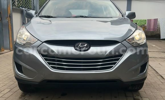 Sayi Imported Hyundai Tucson Azurfa Mota in Douala a Ƙasar Kamaru