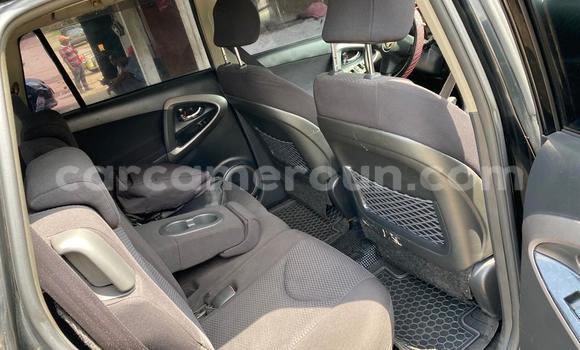 Sayi Na hannu Toyota RAV4 Black Mota in Douala a Ƙasar Kamaru Sayi Na hannu Toyota RAV4 Black Mota in Douala a Ƙasar Kamaru