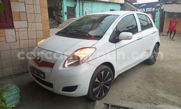 Acheter Occasion Voiture Toyota Vitz Blanc à Douala, Littoral Cameroon