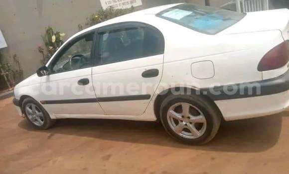 Sayi Na hannu Toyota Avensis White Mota in Yaounde a Babban Kamaru