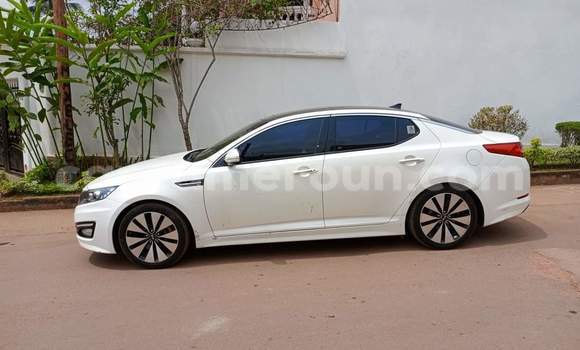 Sayi Na hannu Kia K5 White Mota in Yaounde a Babban Kamaru Sayi Na hannu Kia K5 White Mota in Yaounde a Babban Kamaru