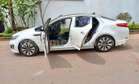 Sayi Na hannu Kia K5 White Mota in Yaounde a Babban Kamaru Sayi Na hannu Kia K5 White Mota in Yaounde a Babban Kamaru