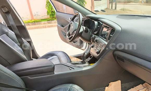 Sayi Na hannu Kia K5 White Mota in Yaounde a Babban Kamaru Sayi Na hannu Kia K5 White Mota in Yaounde a Babban Kamaru