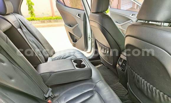 Sayi Na hannu Kia K5 White Mota in Yaounde a Babban Kamaru Sayi Na hannu Kia K5 White Mota in Yaounde a Babban Kamaru