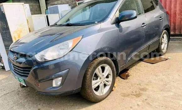 Sayi Imported Hyundai Tucson Azurfa Mota in Douala a Ƙasar Kamaru