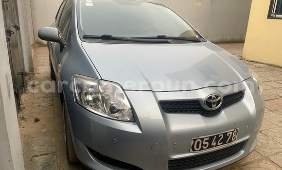 Sayi Na hannu Toyota Auris Blue Mota in Douala a Ƙasar Kamaru
