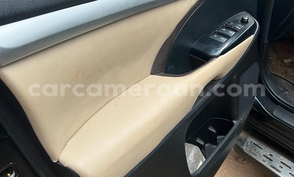 Sayi Na hannu Toyota Highlander Azurfa Mota in Douala a Ƙasar Kamaru Sayi Na hannu Toyota Highlander Azurfa Mota in Douala a Ƙasar Kamaru