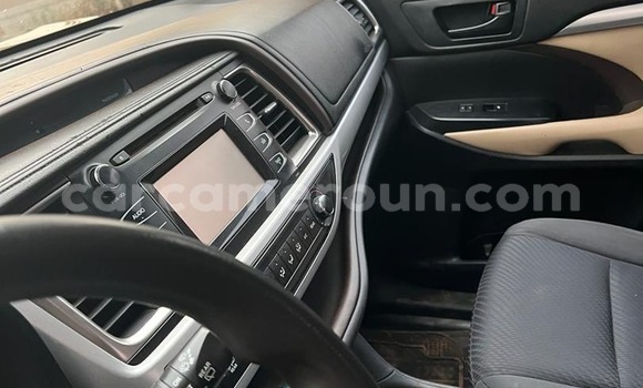 Sayi Na hannu Toyota Highlander Azurfa Mota in Douala a Ƙasar Kamaru Sayi Na hannu Toyota Highlander Azurfa Mota in Douala a Ƙasar Kamaru