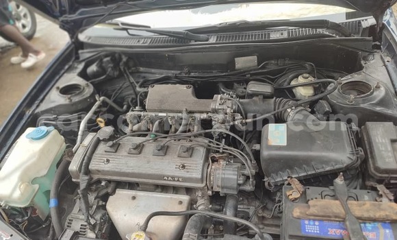 Sayi Na hannu Toyota Corolla II Blue Mota in Douala a Ƙasar Kamaru Sayi Na hannu Toyota Corolla II Blue Mota in Douala a Ƙasar Kamaru