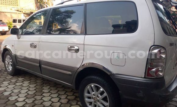 Sayi Na hannu Hyundai Trajet White Mota in Douala a Ƙasar Kamaru