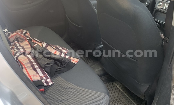 Sayi Na hannu Toyota Yaris Azurfa Mota in Douala a Ƙasar Kamaru Sayi Na hannu Toyota Yaris Azurfa Mota in Douala a Ƙasar Kamaru