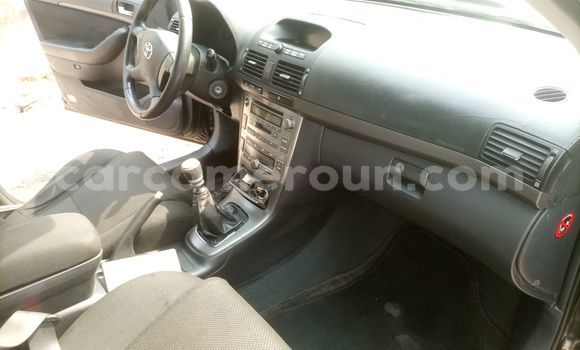 Sayi Na hannu Toyota Avensis Black Mota in Douala a Ƙasar Kamaru Sayi Na hannu Toyota Avensis Black Mota in Douala a Ƙasar Kamaru