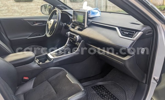 Sayi Imported Toyota RAV4 Azurfa Mota in Douala a Ƙasar Kamaru Sayi Imported Toyota RAV4 Azurfa Mota in Douala a Ƙasar Kamaru