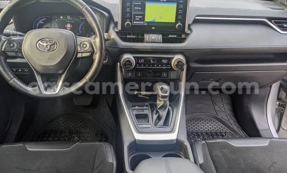 Sayi Imported Toyota RAV4 Azurfa Mota in Douala a Ƙasar Kamaru Sayi Imported Toyota RAV4 Azurfa Mota in Douala a Ƙasar Kamaru