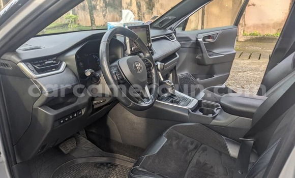 Sayi Imported Toyota RAV4 Azurfa Mota in Douala a Ƙasar Kamaru Sayi Imported Toyota RAV4 Azurfa Mota in Douala a Ƙasar Kamaru