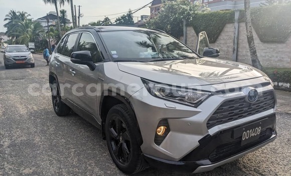 Sayi Imported Toyota RAV4 Azurfa Mota in Douala a Ƙasar Kamaru Sayi Imported Toyota RAV4 Azurfa Mota in Douala a Ƙasar Kamaru