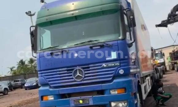 Sayi Imported Mercedes‒Benz 600 Azurfa Mota in Douala a Ƙasar Kamaru