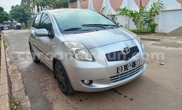 Sayi Na hannu Toyota Yaris Azurfa Mota in Yaounde a Babban Kamaru Sayi Na hannu Toyota Yaris Azurfa Mota in Yaounde a Babban Kamaru