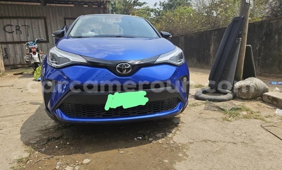 Sayi Na hannu Toyota C-HR Blue Mota in Douala a Ƙasar Kamaru