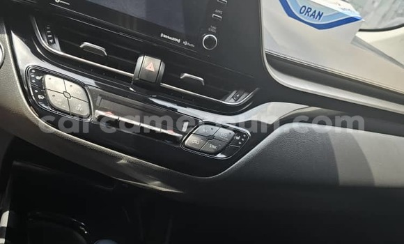 Sayi Na hannu Toyota C-HR Blue Mota in Douala a Ƙasar Kamaru Sayi Na hannu Toyota C-HR Blue Mota in Douala a Ƙasar Kamaru