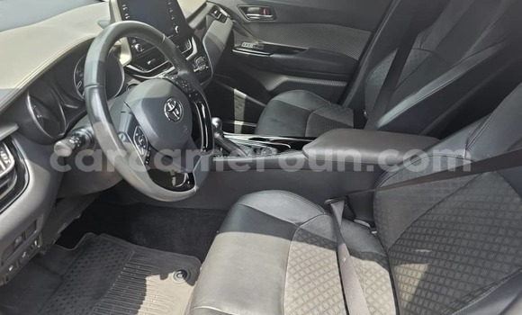 Sayi Na hannu Toyota C-HR Blue Mota in Douala a Ƙasar Kamaru Sayi Na hannu Toyota C-HR Blue Mota in Douala a Ƙasar Kamaru