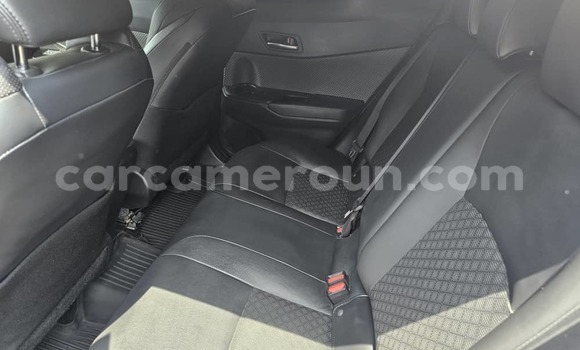 Sayi Na hannu Toyota C-HR Blue Mota in Douala a Ƙasar Kamaru Sayi Na hannu Toyota C-HR Blue Mota in Douala a Ƙasar Kamaru