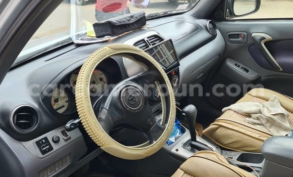 Sayi Na hannu Toyota RAV4 White Mota in Douala a Ƙasar Kamaru Sayi Na hannu Toyota RAV4 White Mota in Douala a Ƙasar Kamaru