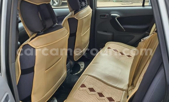 Sayi Na hannu Toyota RAV4 White Mota in Douala a Ƙasar Kamaru Sayi Na hannu Toyota RAV4 White Mota in Douala a Ƙasar Kamaru