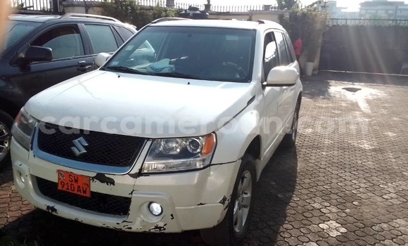 Sayi Na hannu Suzuki Grand Vitara White Mota in Douala a Ƙasar Kamaru