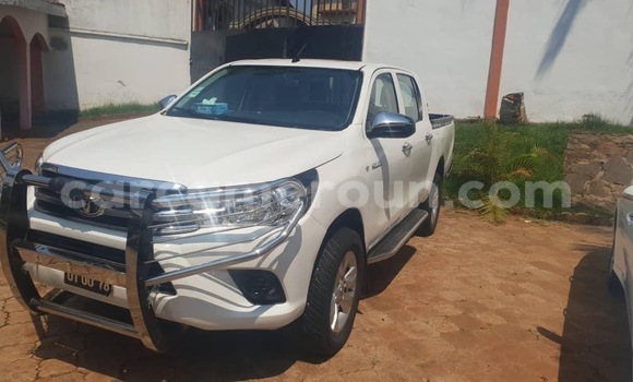 Acheter Occasion Voiture Toyota Hilux Blanc à Yaoundé, Central Cameroon Acheter Occasion Voiture Toyota Hilux Blanc à Yaoundé, Central Cameroon