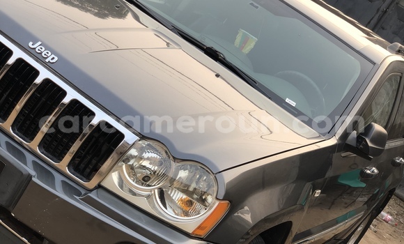 Sayi Imported Jeep Grand Cherokee Azurfa Mota in Douala a Ƙasar Kamaru Sayi Imported Jeep Grand Cherokee Azurfa Mota in Douala a Ƙasar Kamaru