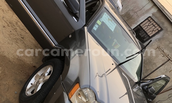 Sayi Imported Jeep Grand Cherokee Azurfa Mota in Douala a Ƙasar Kamaru Sayi Imported Jeep Grand Cherokee Azurfa Mota in Douala a Ƙasar Kamaru