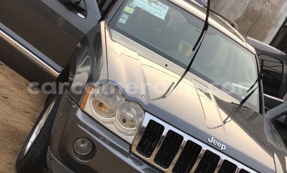 Sayi Imported Jeep Grand Cherokee Azurfa Mota in Douala a Ƙasar Kamaru Sayi Imported Jeep Grand Cherokee Azurfa Mota in Douala a Ƙasar Kamaru