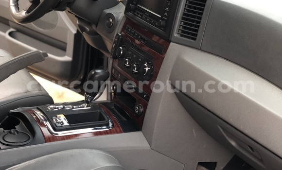 Sayi Imported Jeep Grand Cherokee Azurfa Mota in Douala a Ƙasar Kamaru Sayi Imported Jeep Grand Cherokee Azurfa Mota in Douala a Ƙasar Kamaru