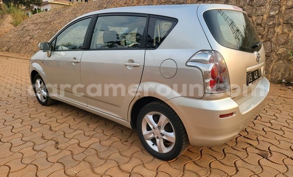 Sayi Na hannu Toyota Verso Azurfa Mota in Yaounde a Babban Kamaru Sayi Na hannu Toyota Verso Azurfa Mota in Yaounde a Babban Kamaru