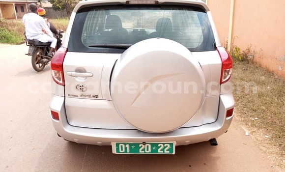 Sayi Na hannu Toyota RAV4 Azurfa Mota in Yaounde a Babban Kamaru Sayi Na hannu Toyota RAV4 Azurfa Mota in Yaounde a Babban Kamaru