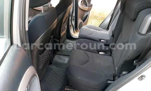 Sayi Na hannu Toyota RAV4 Azurfa Mota in Yaounde a Babban Kamaru Sayi Na hannu Toyota RAV4 Azurfa Mota in Yaounde a Babban Kamaru