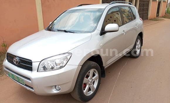 Sayi Na hannu Toyota RAV4 Azurfa Mota in Yaounde a Babban Kamaru Sayi Na hannu Toyota RAV4 Azurfa Mota in Yaounde a Babban Kamaru