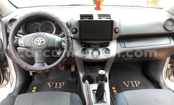 Sayi Na hannu Toyota RAV4 Azurfa Mota in Yaounde a Babban Kamaru Sayi Na hannu Toyota RAV4 Azurfa Mota in Yaounde a Babban Kamaru