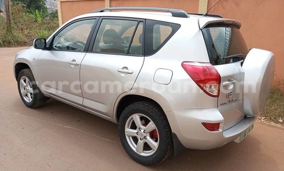 Sayi Na hannu Toyota RAV4 Azurfa Mota in Yaounde a Babban Kamaru Sayi Na hannu Toyota RAV4 Azurfa Mota in Yaounde a Babban Kamaru