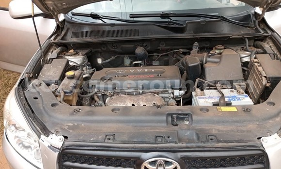 Sayi Na hannu Toyota RAV4 Azurfa Mota in Yaounde a Babban Kamaru Sayi Na hannu Toyota RAV4 Azurfa Mota in Yaounde a Babban Kamaru