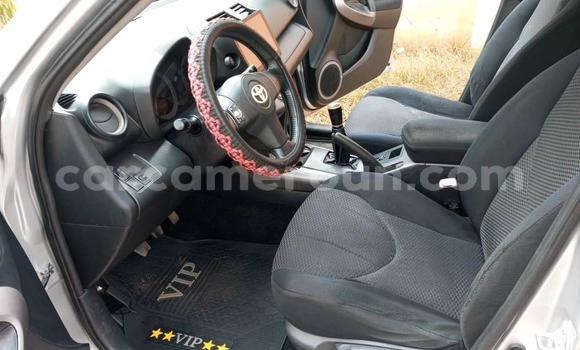 Sayi Na hannu Toyota RAV4 Azurfa Mota in Yaounde a Babban Kamaru Sayi Na hannu Toyota RAV4 Azurfa Mota in Yaounde a Babban Kamaru