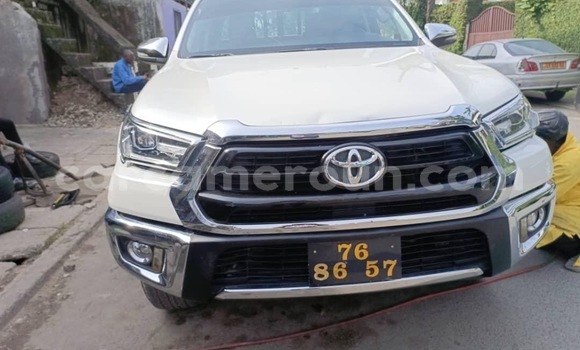 Sayi Na hannu Toyota Pickup White Mota in Douala a Ƙasar Kamaru