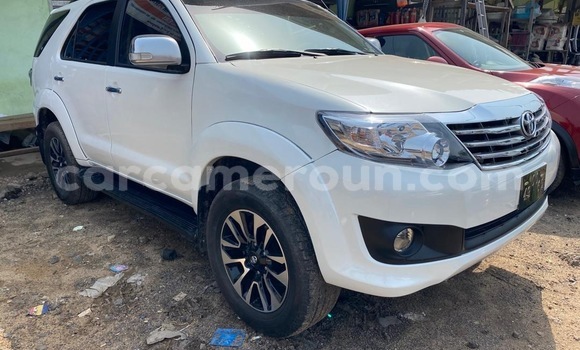 Sayi Sabo Toyota Fortuner White Mota in Douala a Ƙasar Kamaru