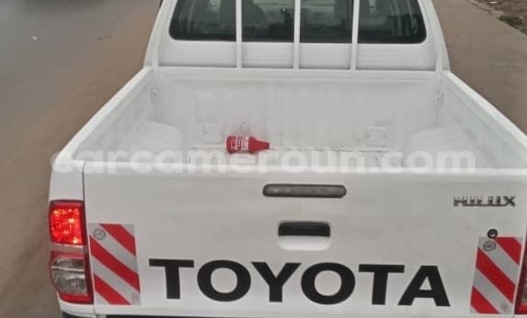 Sayi Sabo Toyota Pickup White Mota in Douala a Ƙasar Kamaru Sayi Sabo Toyota Pickup White Mota in Douala a Ƙasar Kamaru