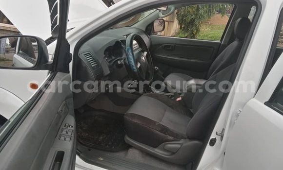 Sayi Sabo Toyota Pickup White Mota in Douala a Ƙasar Kamaru Sayi Sabo Toyota Pickup White Mota in Douala a Ƙasar Kamaru