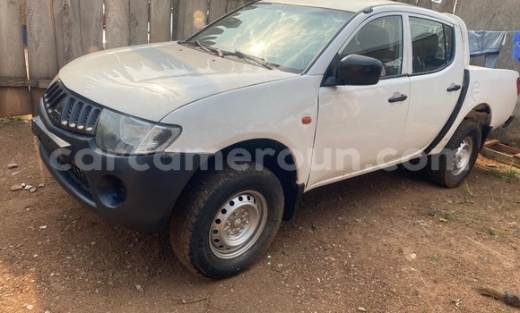 Acheter Occasion Voiture Mitsubishi L200 Blanc à Yaoundé, Central Cameroon Acheter Occasion Voiture Mitsubishi L200 Blanc à Yaoundé, Central Cameroon