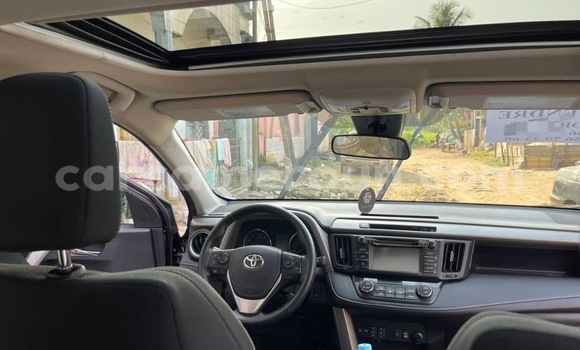 Sayi Sabo Toyota RAV4 Brown Mota in Douala a Ƙasar Kamaru Sayi Sabo Toyota RAV4 Brown Mota in Douala a Ƙasar Kamaru